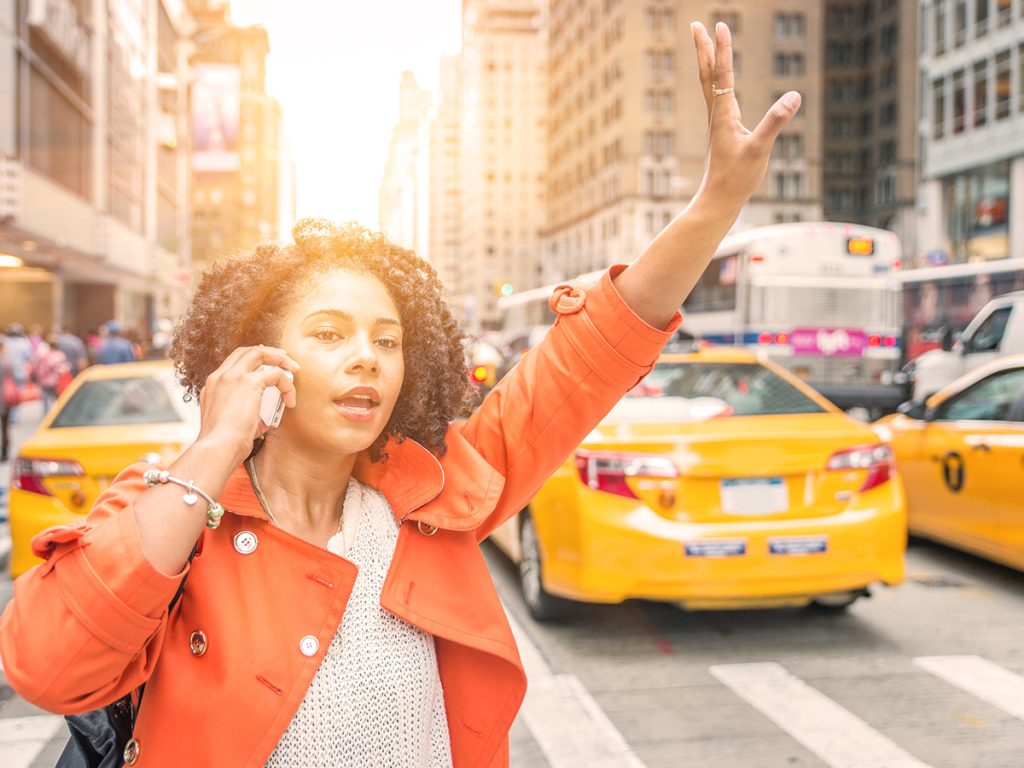 Nhớ những mẫu câu tiếng Anh cho người đi làm thông dụng sẽ giúp bạn di chuyển với taxi dễ dàng hơn