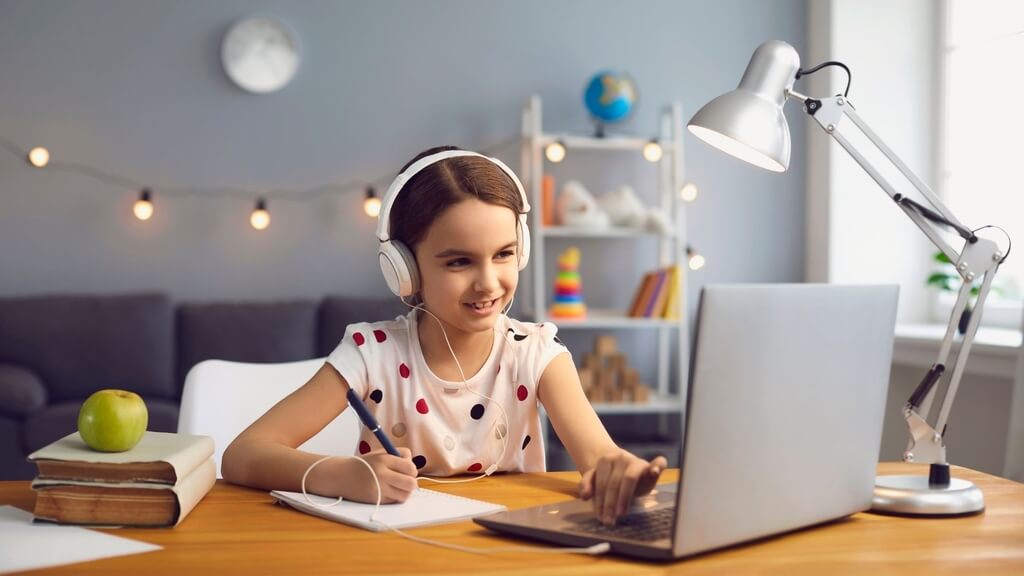 Chọn bàn ghế phù hợp để ngồi học