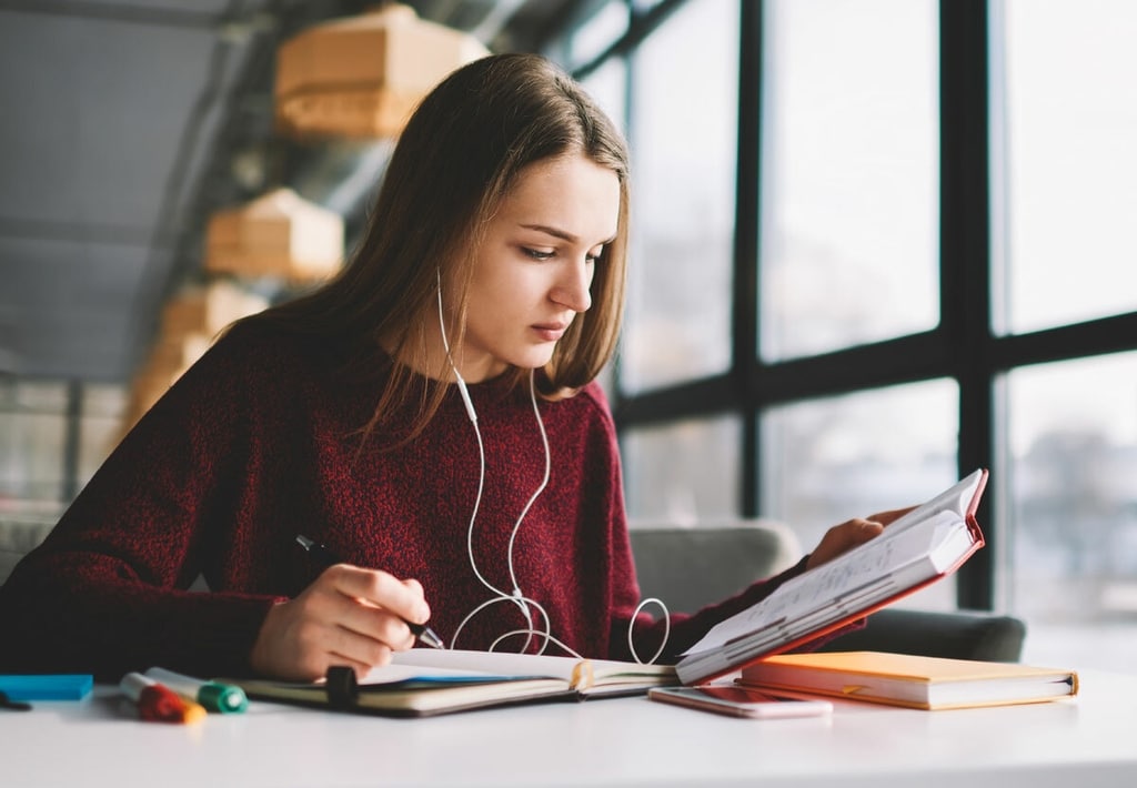 Học lý thuyết đi đôi với thực hành phản xạ giao tiếp