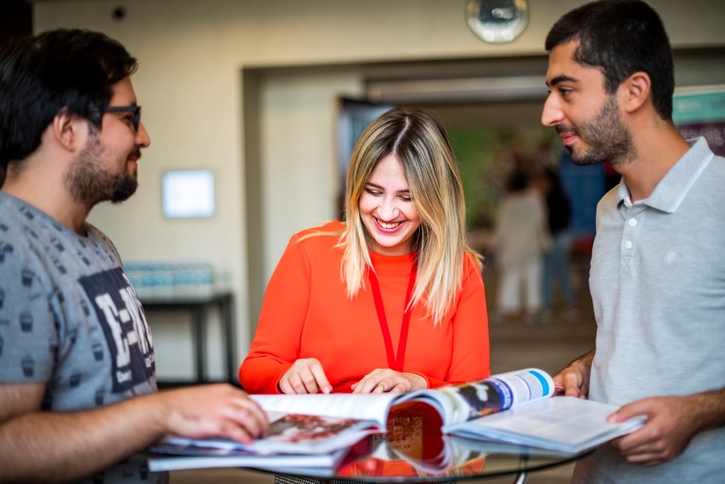 Tiếng Anh giao tiếp cấp tốc gồm những phần nào