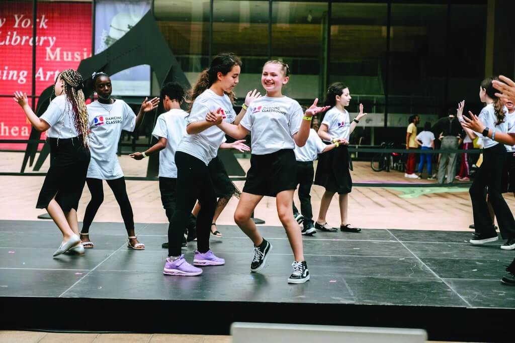 Từ vựng tiếng Anh về các hoạt động nhảy múa