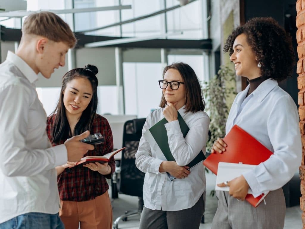 Học giao tiếp trước hay học TOEIC trước