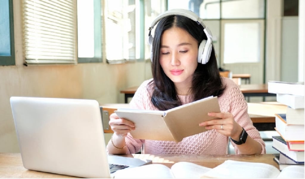 Học qua các đoạn văn hoặc kịch bản