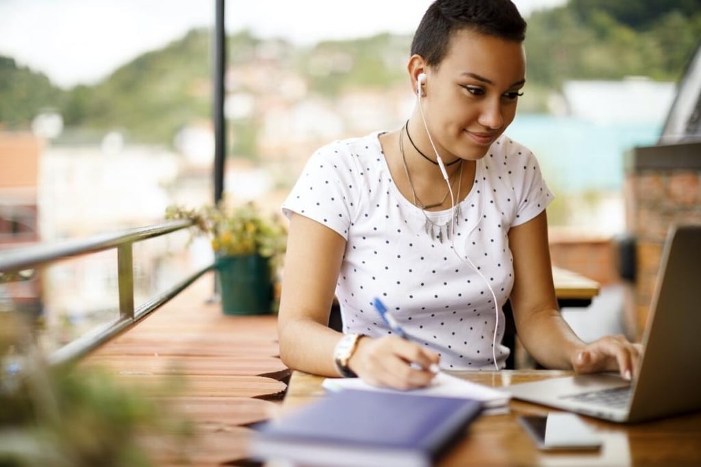 Tập viết tiếng Anh bắt đầu với mẫu câu ngắn